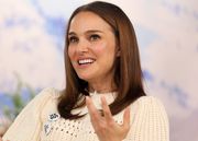 ナタリー・ポートマン44歳が第3子妊娠を発表。パリシックなマタニティスタイルが注目の的に！
