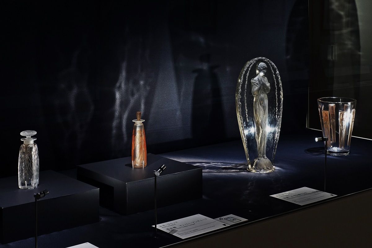 作品たちは、ガラスの輝きが引き立つような幻想的な空間に展示