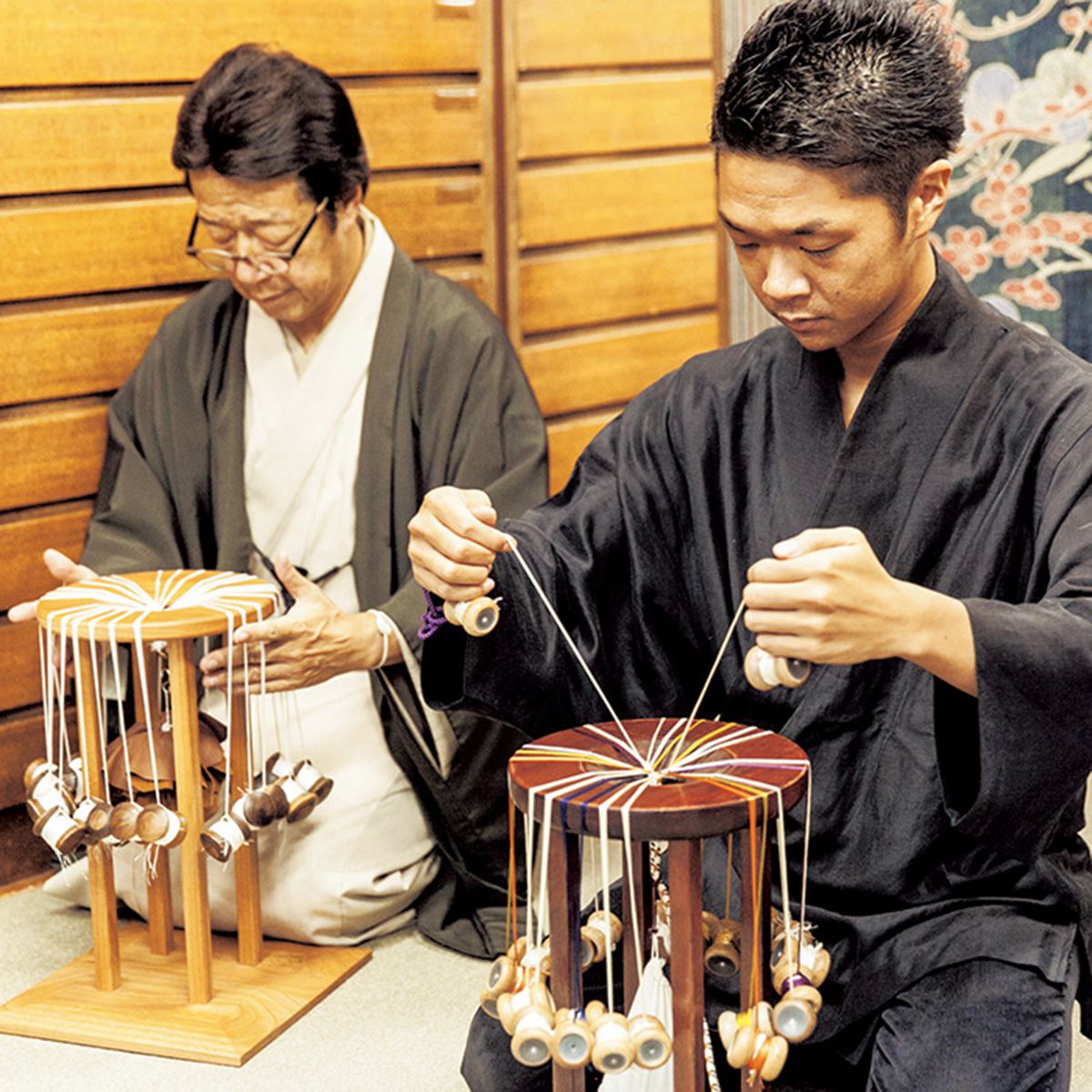 アクティビティとして、創業130年以上の老舗、東京・日本橋の工房「龍工房」から講師を迎えた組紐体験を用意