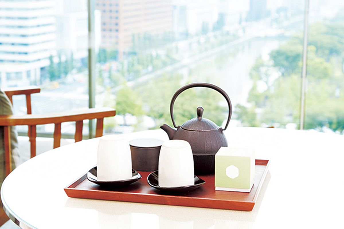 客室では南部鉄器や有田焼、越前漆器など日本の伝統工芸品の茶器が揃えられ、その精緻な手仕事に触れられる