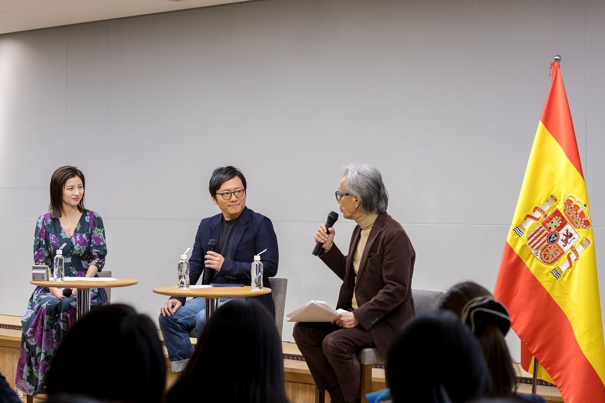 （左から）MCの宇賀なつきさん、浜田岳文さん、 田居克人マリ・クレールエグゼクティブ　アドバイザー