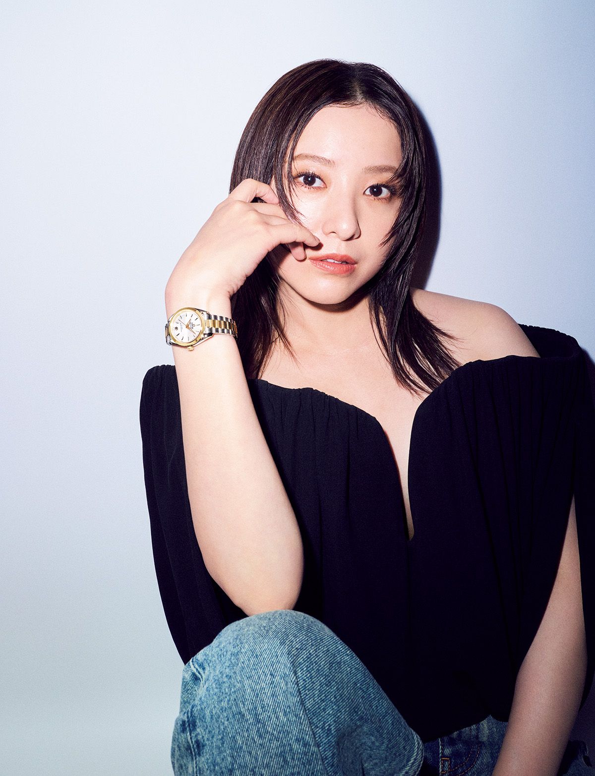 女性の華奢な手元にもしっくりなじむ、スマートなサイズの“シーマスター アクアテラ 30MM”。ステンレススチールに「オメガ」独自のムーンシャイン™ ゴールドがアクセントになったミニマルなデザインは、どんな着こなしにもマッチ。 時計 “シーマスター アクアテラ 30MM”［SS×ムーンシャイン™ ゴールド、ケース径30mm、自動巻き］¥1,727,000（オメガ）　トップス ¥284,900　パンツ ¥164,450（ともにステラ マッカートニー／ステラ マッカートニー ジャパン）