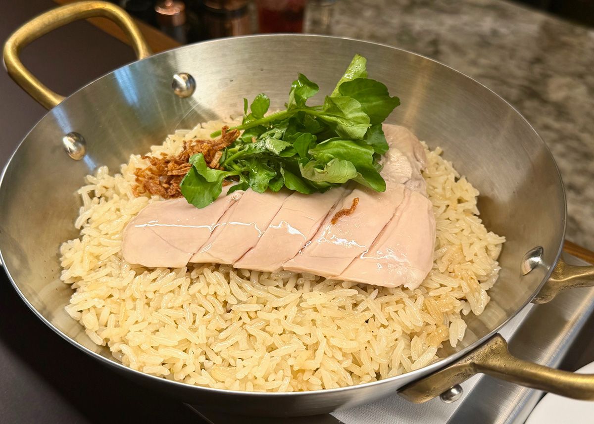 シェアスタイルの「マイ ベスト チキンライス」は2皿構成。チキンとそのスープ、米、というミニマムな要素を踏まえつつ、ジャスミンライスともち米の2タイプに再構築。特に筒状のもち米は、これまで食べたことがないおこげと自家製ジンジャーソースの組み合わせがめちゃハマる