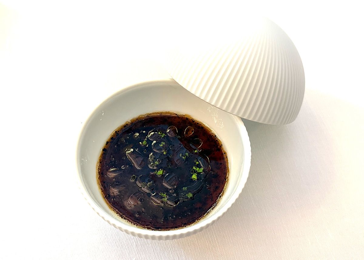 「フォアグラのロワイヤル -メモリー」。有田焼「李荘窯」の器も当時のまま。「メモリー」と焼き印された小さな木のスプーンで
