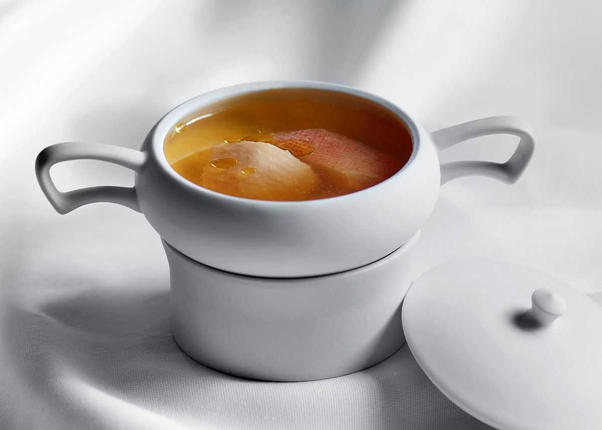 中国料理のようでもありフレンチの高級なコンソメスープのようでもある”タートルスープ” from 1887は絶品 (c) Raffles Hotel Singapore