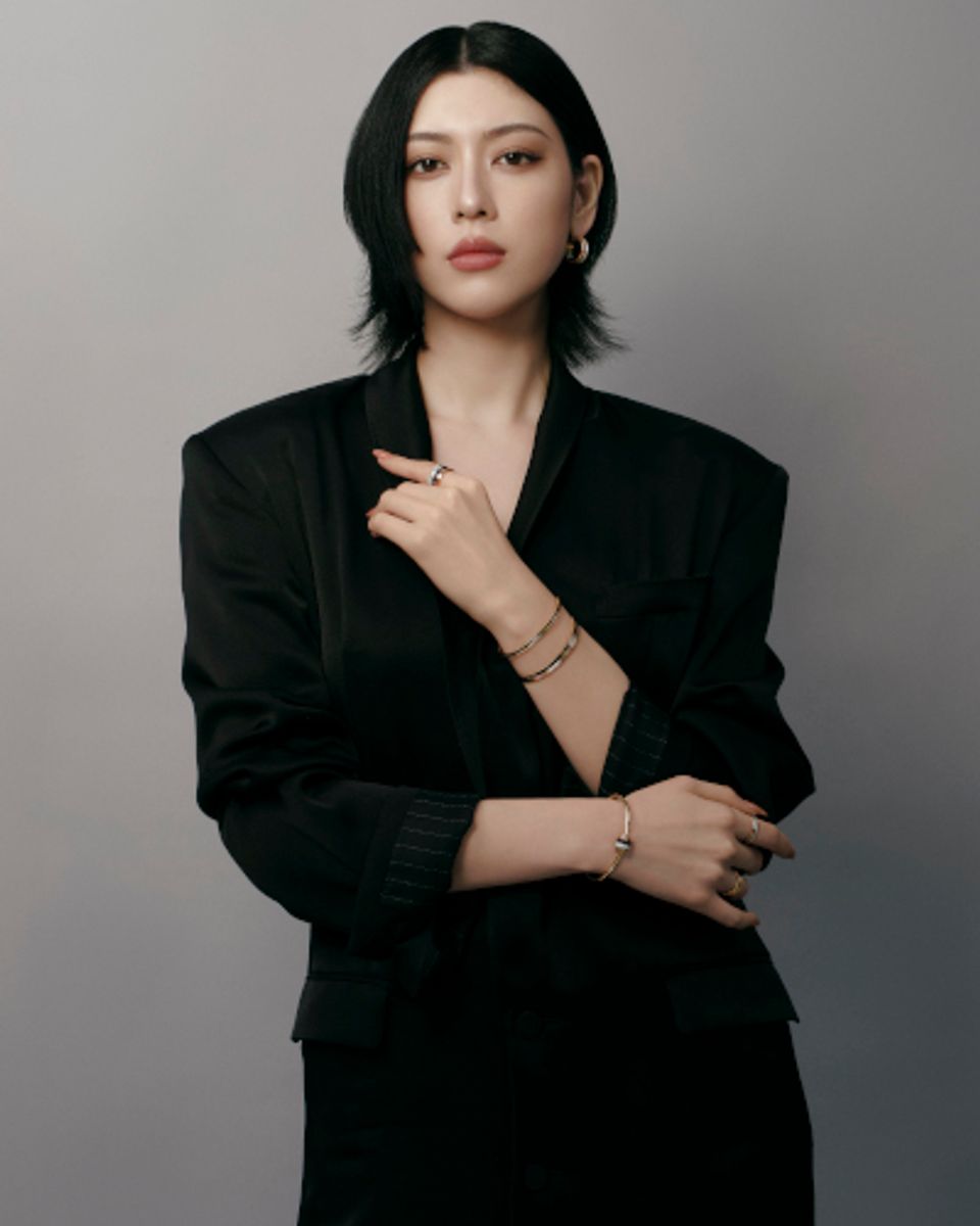 ブシュロン、三吉彩花をメゾンのフレンドとして起用。自由で大胆な創造性を体現するブシュロンの世界観と共鳴