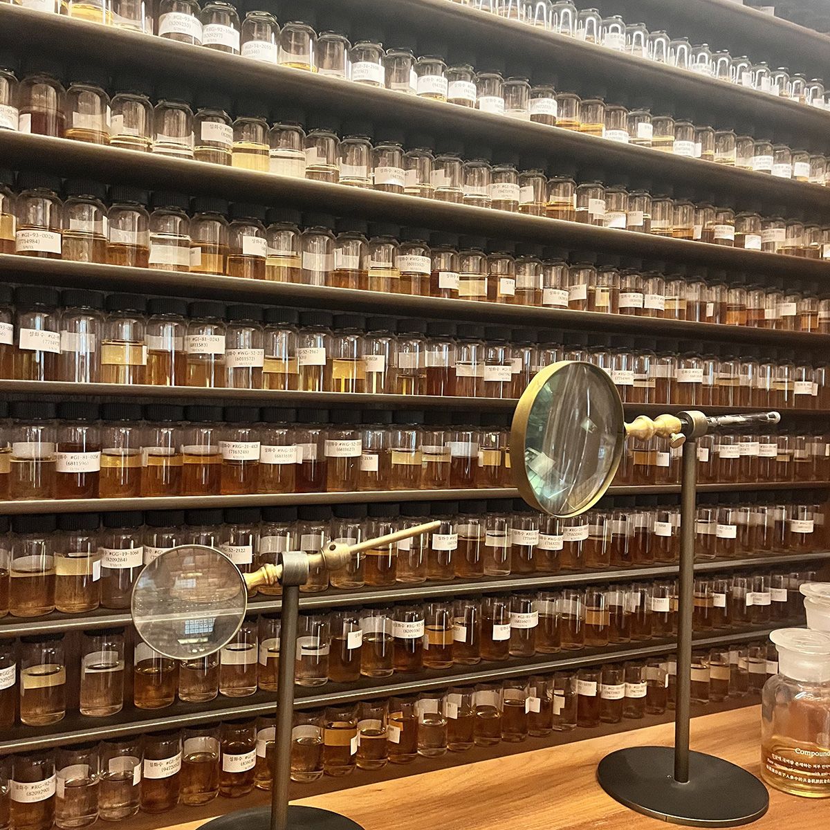 島山(トサン)にあるソルファス フラッグシップストア第一号の店内は、さながら古き良き韓方薬局のよう。