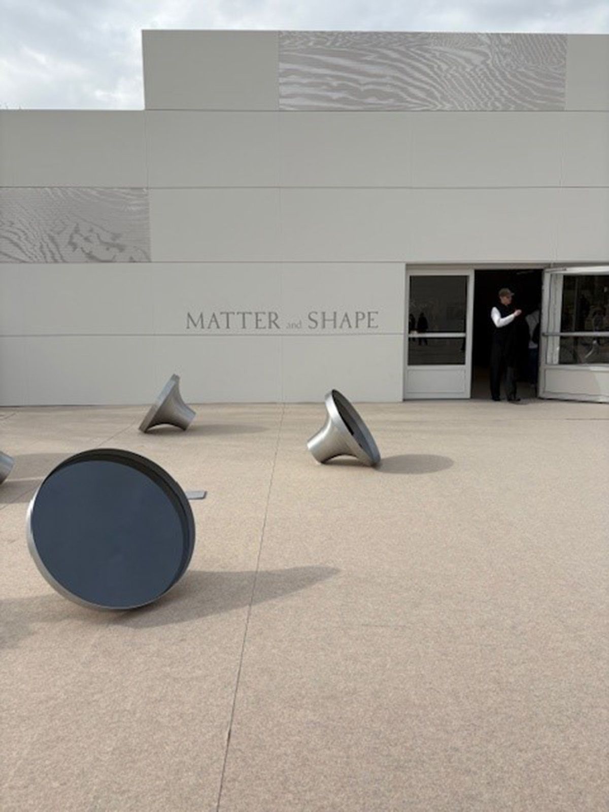 オブジェのある「MATTER and SHAPE」の入り口
