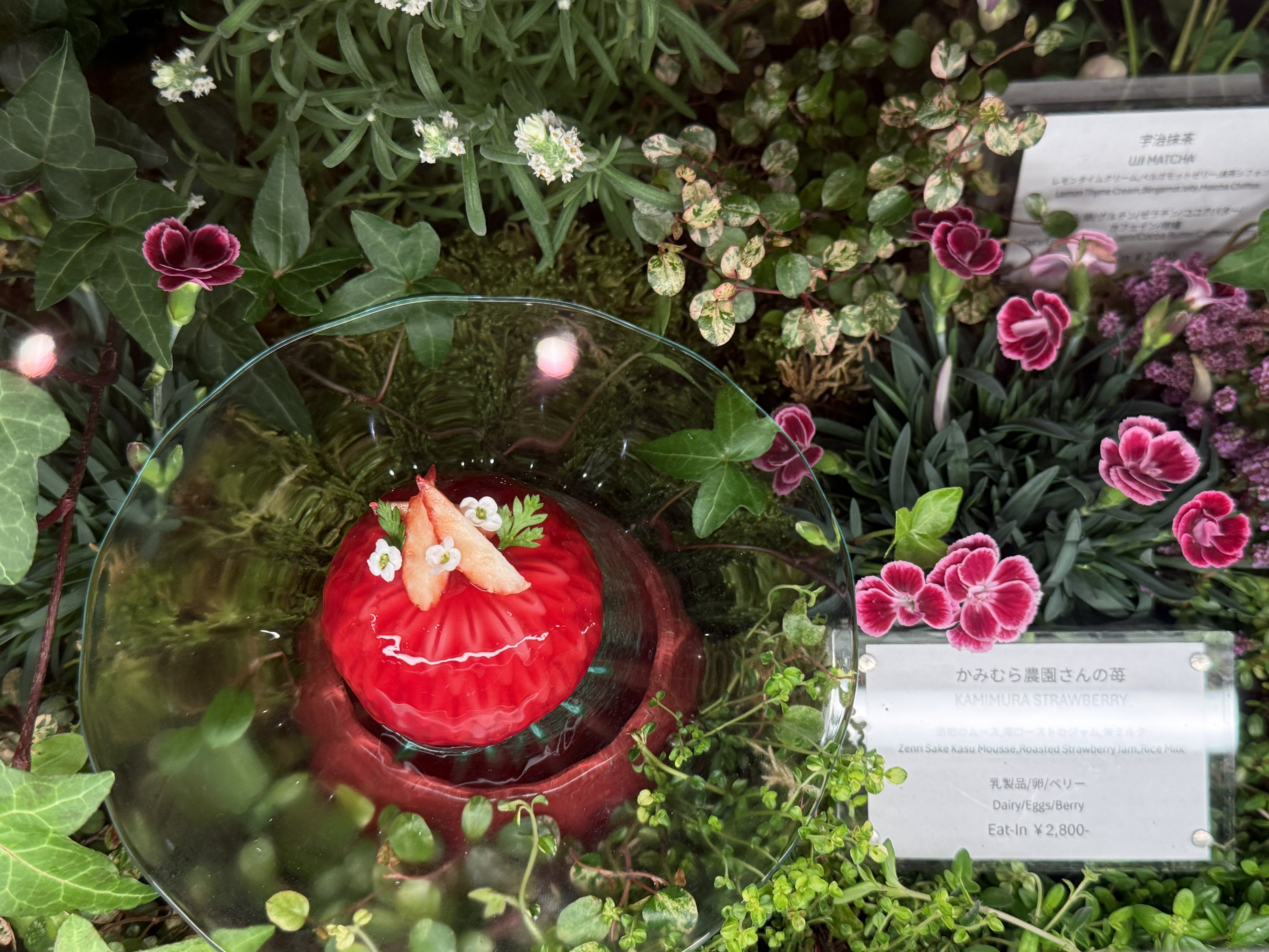 ケーキはその場でいただくこともテイクアウトも可能。「SoNoMa」を監修しているシングルスレッドのシェフ、カイル・コノートン氏の妻で農家のカティナ・コノートン氏がディスプレイを担当