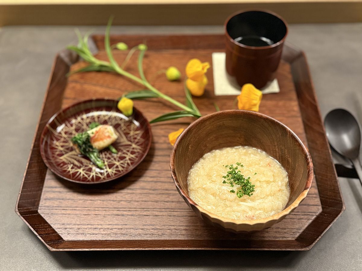 「毛蟹ご飯」。カイルが明治創業の乾物問屋「尾粂」と開発した出汁をベースに使用
