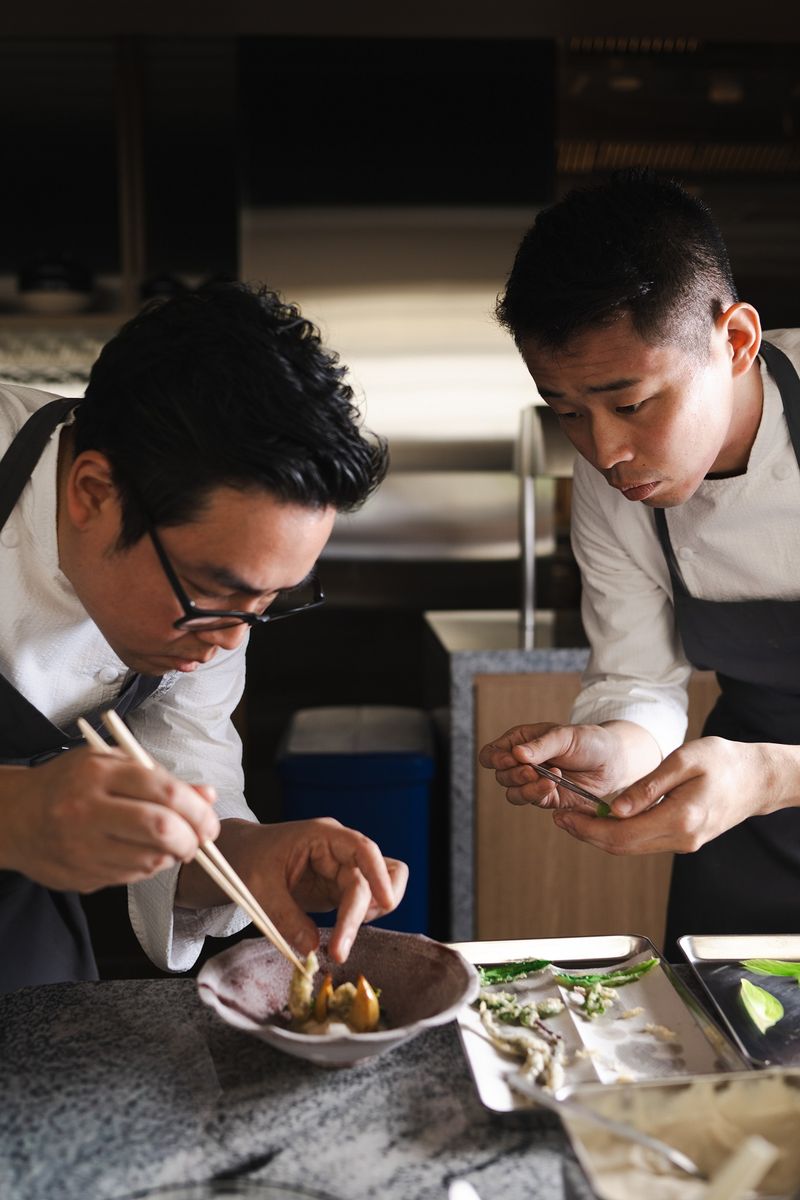 シェフの冨岡渓太氏は１８歳のときに来日し、「てのしま」で日本料理を学んだ後、帰国して「SingleThread」に入社