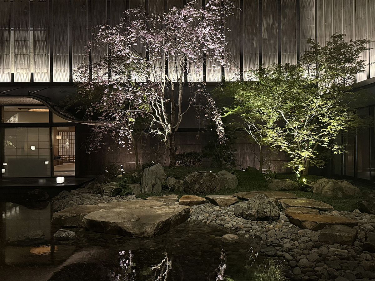 カペラ京都の中庭。植栽と石組みが美しい