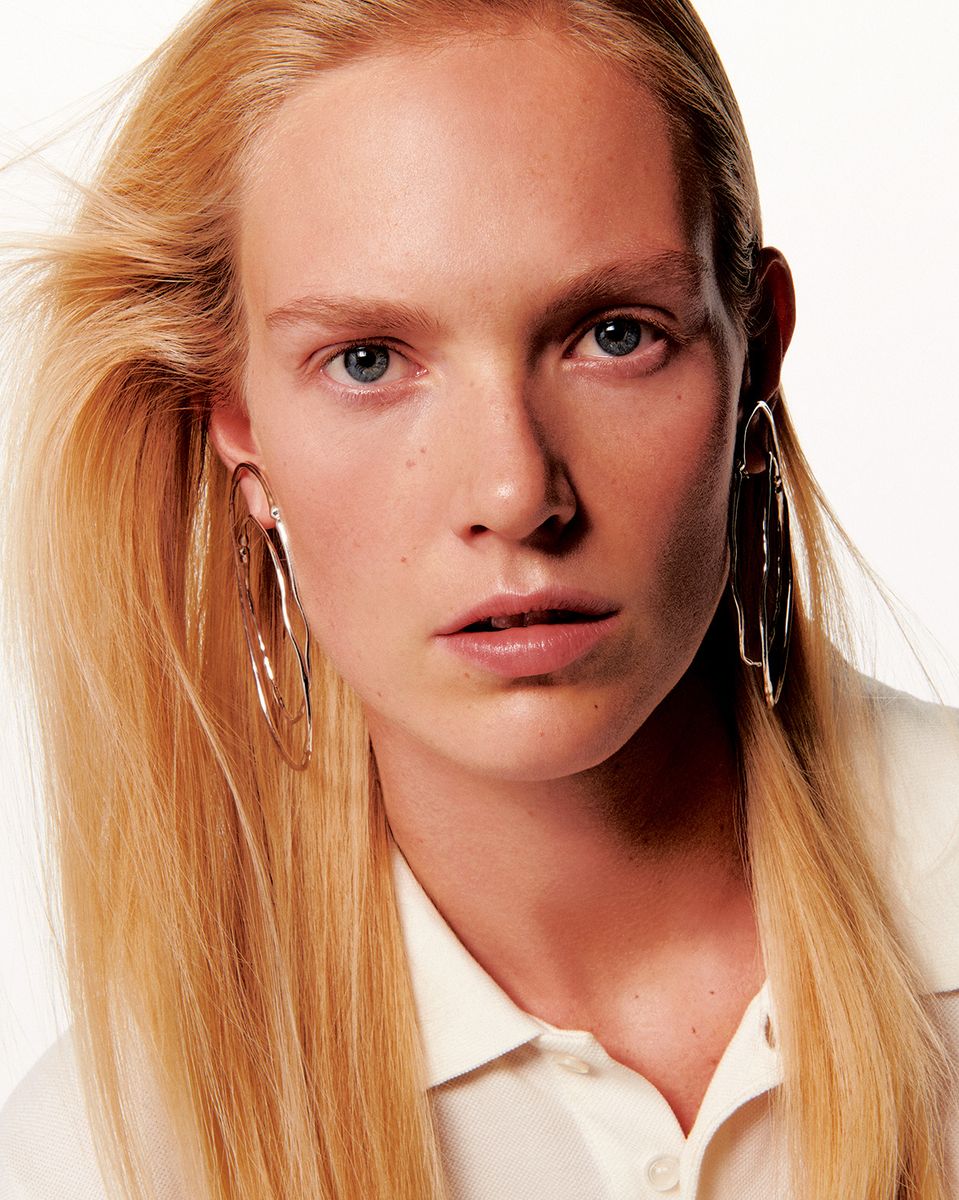 Polo Celine. Boucles d’oreilles Mara Paris.