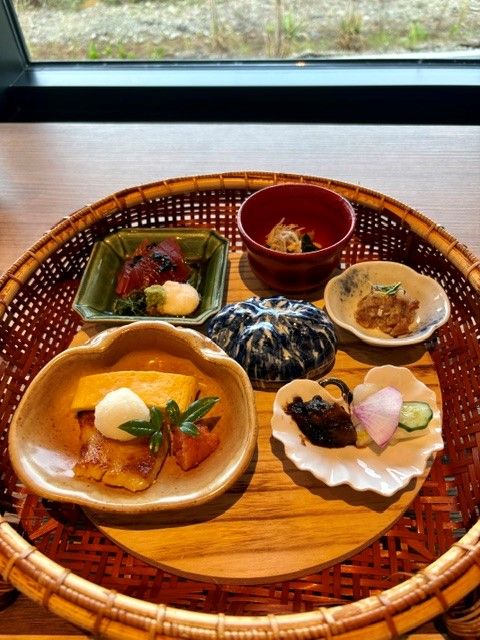 朝食も、新鮮の海の幸などが豊富に取りそろえられていた