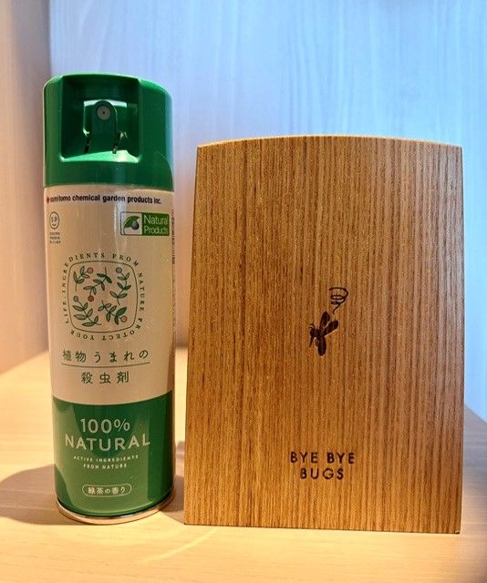 部屋にあった植物由来の殺虫剤（左）とベープ（右）。木製の覆いには「BYE BYE BUGS」の文字が
