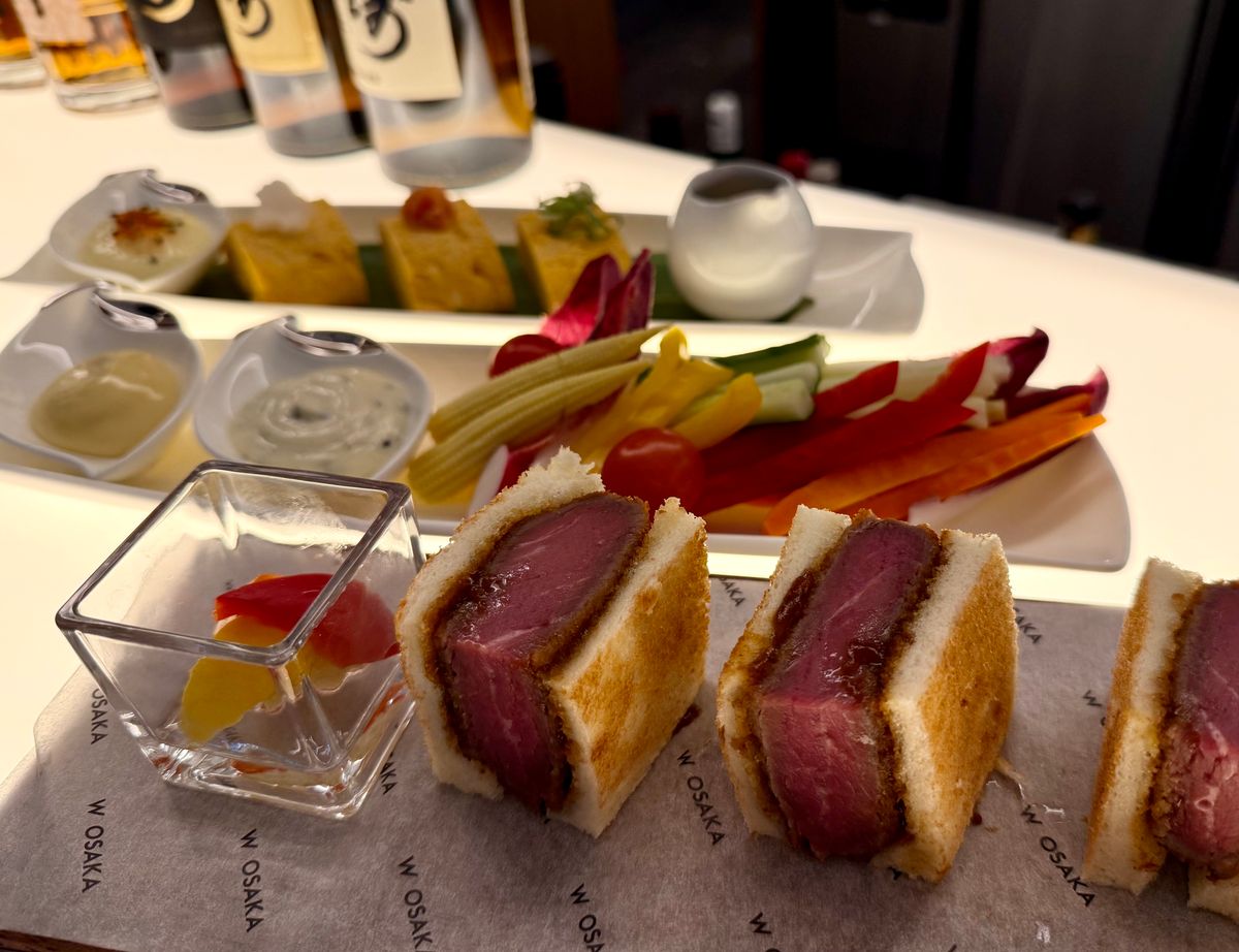 手前から、ビーフフィレカツサンド Wオリジナルソース、季節の野菜スティック 燻製マヨネーズとトリュフマヨネーズ添え、だし巻き卵 明太子、大根おろし、九条ネギ
