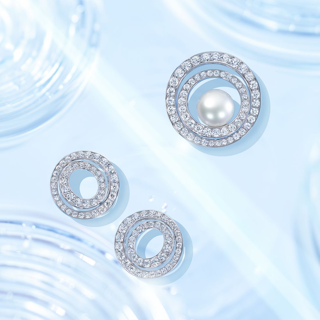 「サークルライン」〈左から〉ピアス ¥3,630,000、ブローチ ¥4,950,000