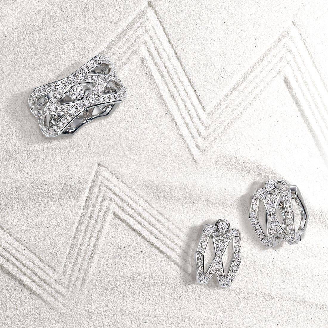 「M シグネチャー」〈左から〉リング ¥1,760,000、ピアス ¥1,430,000