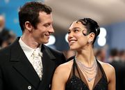 デュア・リパの花嫁ルックが話題沸騰！ ボッテガ・ヴェネタの編み込みレザーのカスタムドレスをまとう