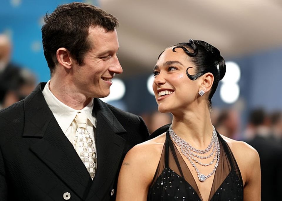 デュア・リパの花嫁ルックが話題沸騰！ ボッテガ・ヴェネタの編み込みレザーのカスタムドレスをまとう