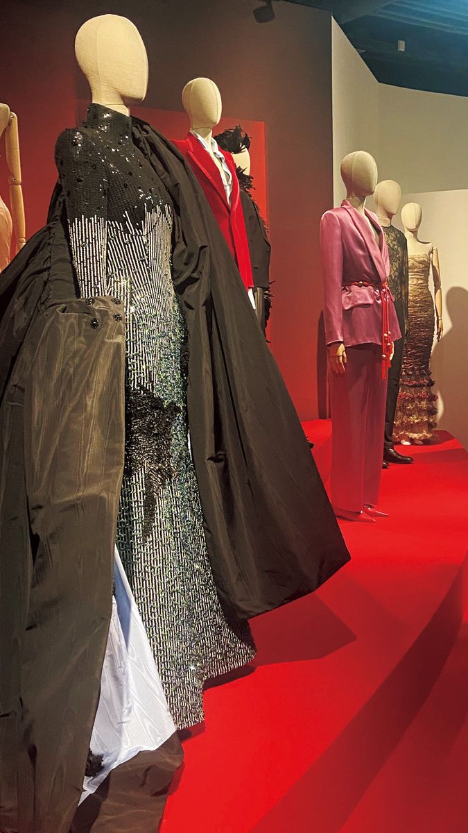 スターたちの衣装がずらりと並ぶ「EXPOSURE」展の展示