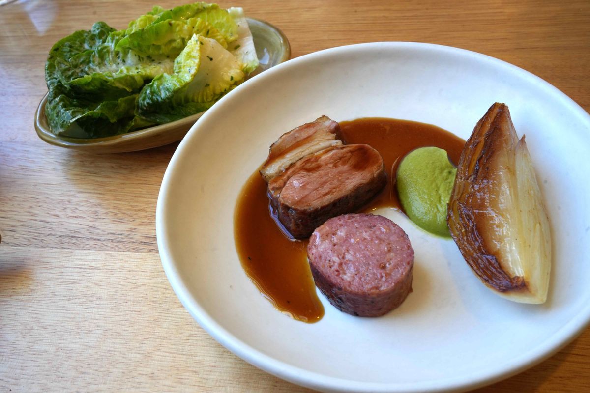 肉は近隣の農家から。野菜類はすべて自家栽培のもの