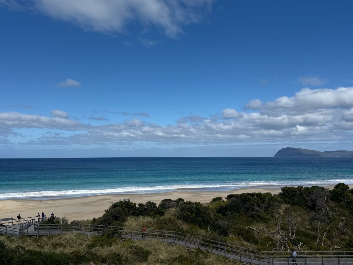 青いグラデーションが美しいブルーニーアイランドの海