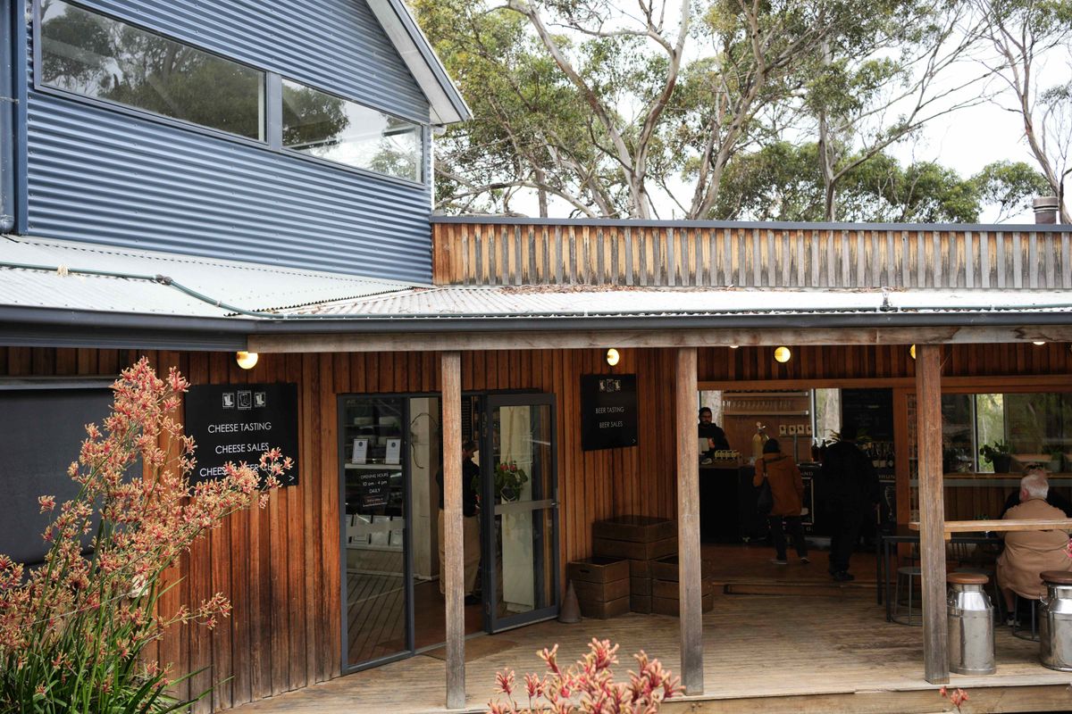 「Bruny Island Cheese Co.」　は買い物だけでなく、試食やカフェ の利用もできる
