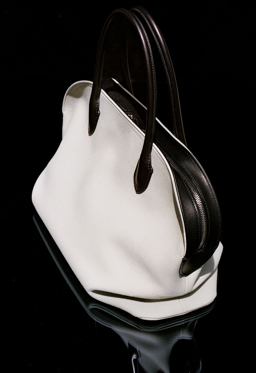 バッグ“アグネス”［W38.5×H22×D21㎝］￥745,800（ザ・ロウ／ザ・ロウ・ジャパン）
