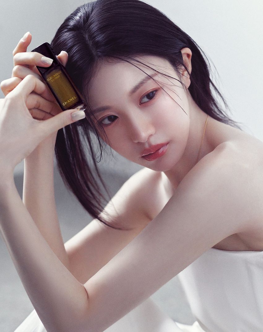 軽やかに、しなやかに、心地よく。CHANELの「サブリマージュ」コレクションとともに、贅沢な昼下がりを過ごす。俳優コ ユンジョンのバニラ色の午後