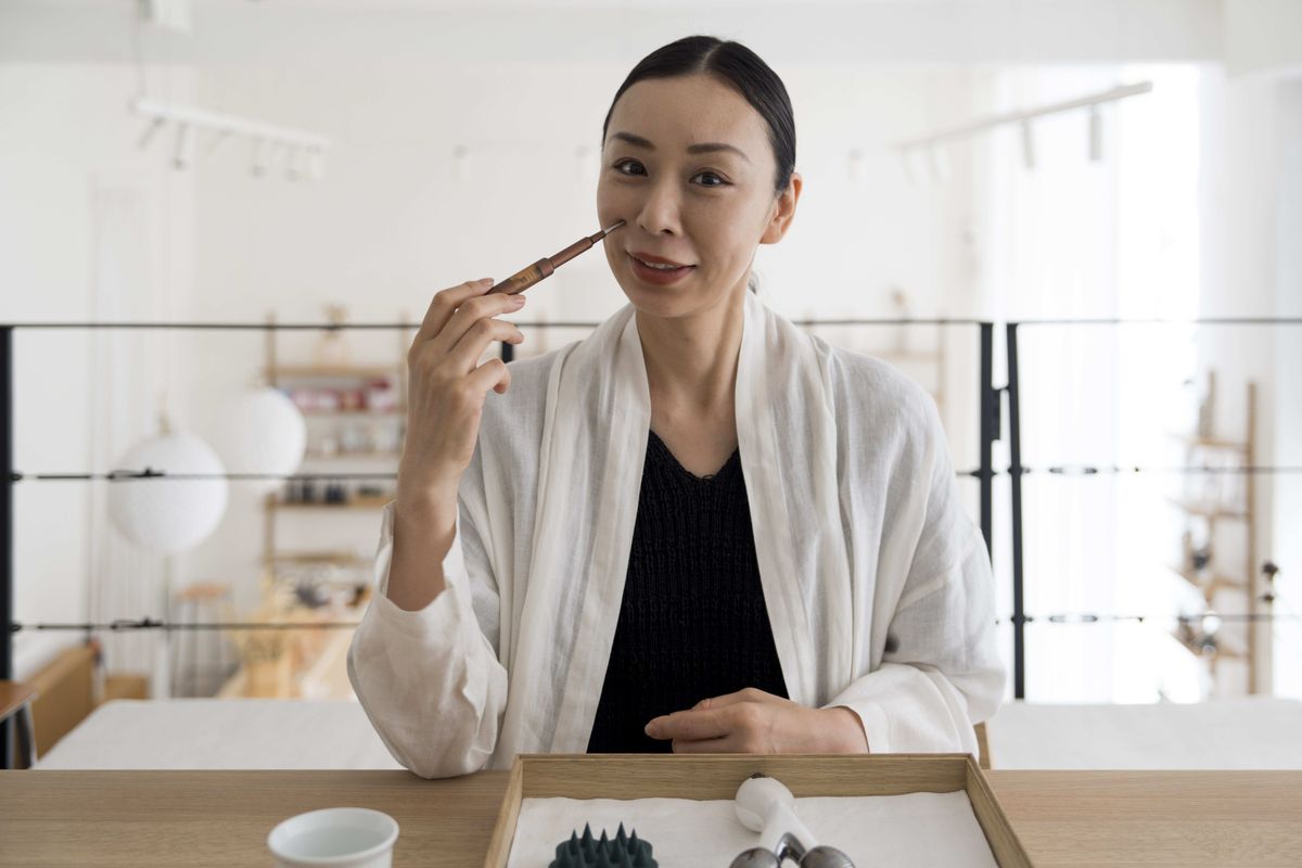 顔のツボ押し棒も、自らが使って見せる