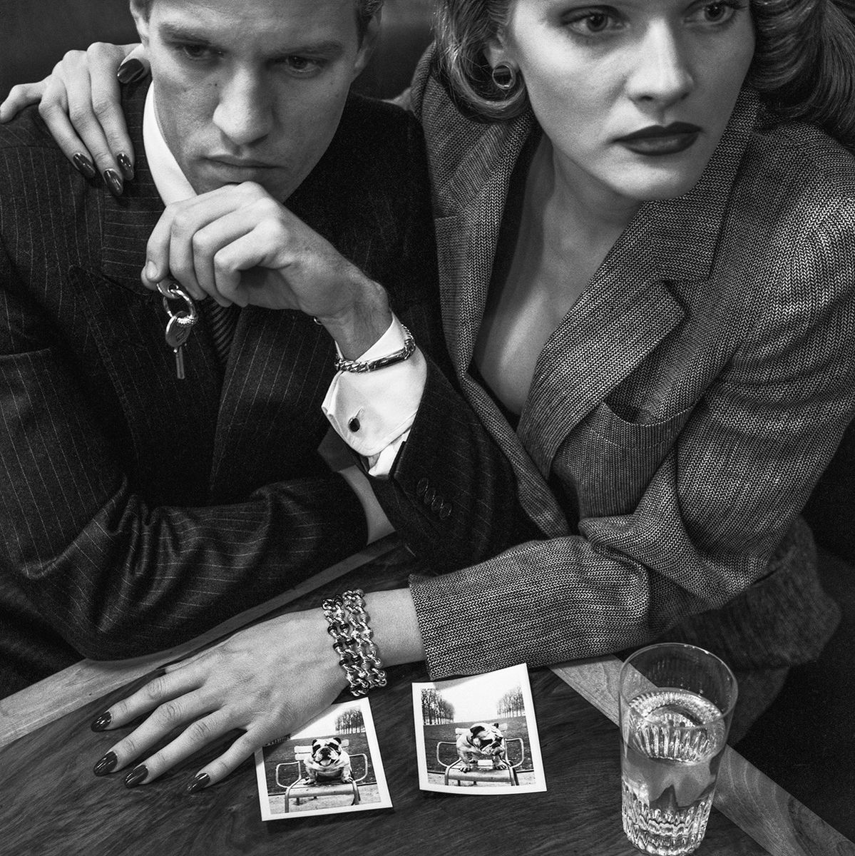 1982年の同じくフォトグラファー、ヘルムート・ニュートンによる広告。男性をまるで誘導するかのような力強い女性像が表現されている