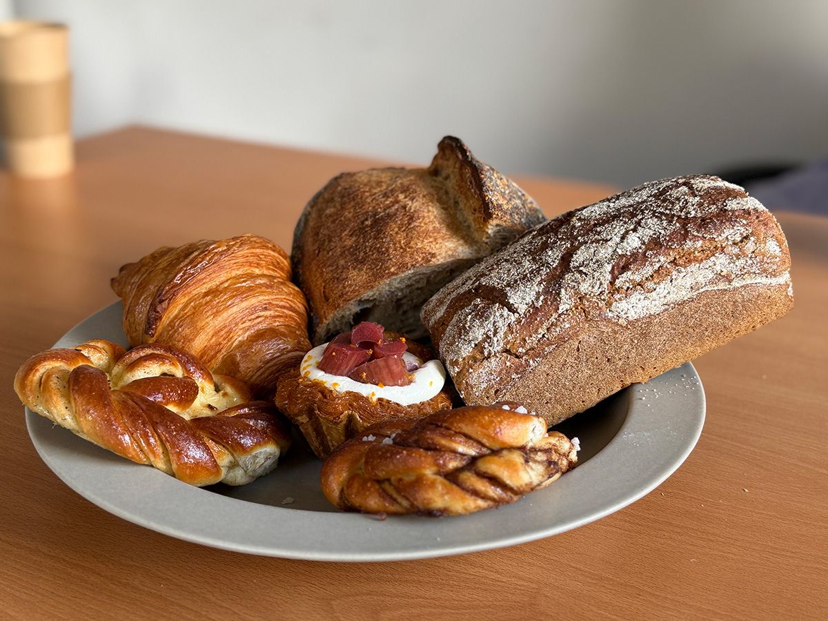 DEJ Piekarniaにて（一番右がライ麦のパン）