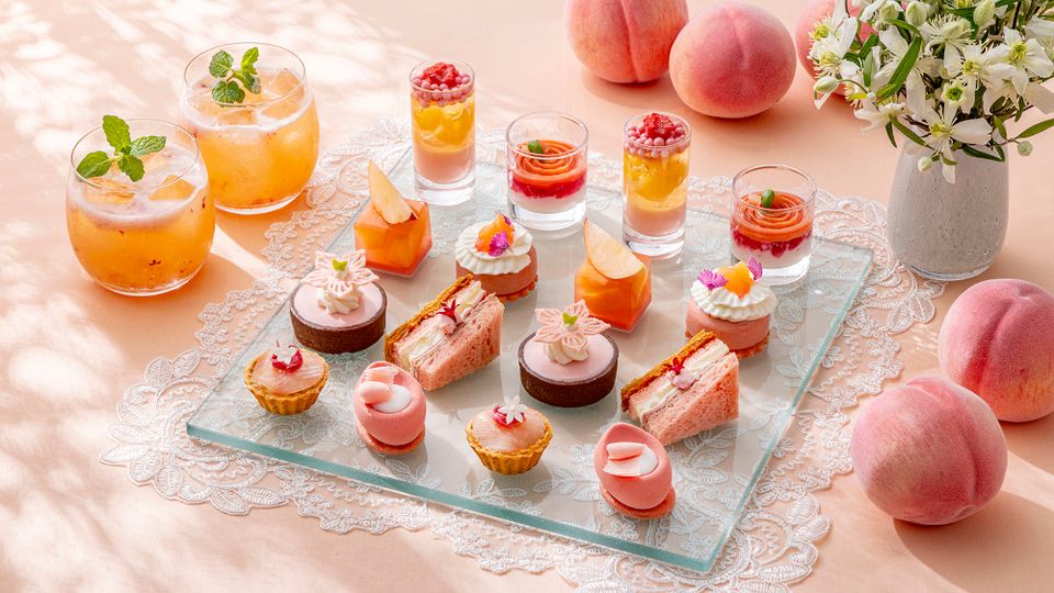 コンラッド東京、夏が旬の桃で彩られた「ピーチフル・アフタヌーンティー」を8月から開催