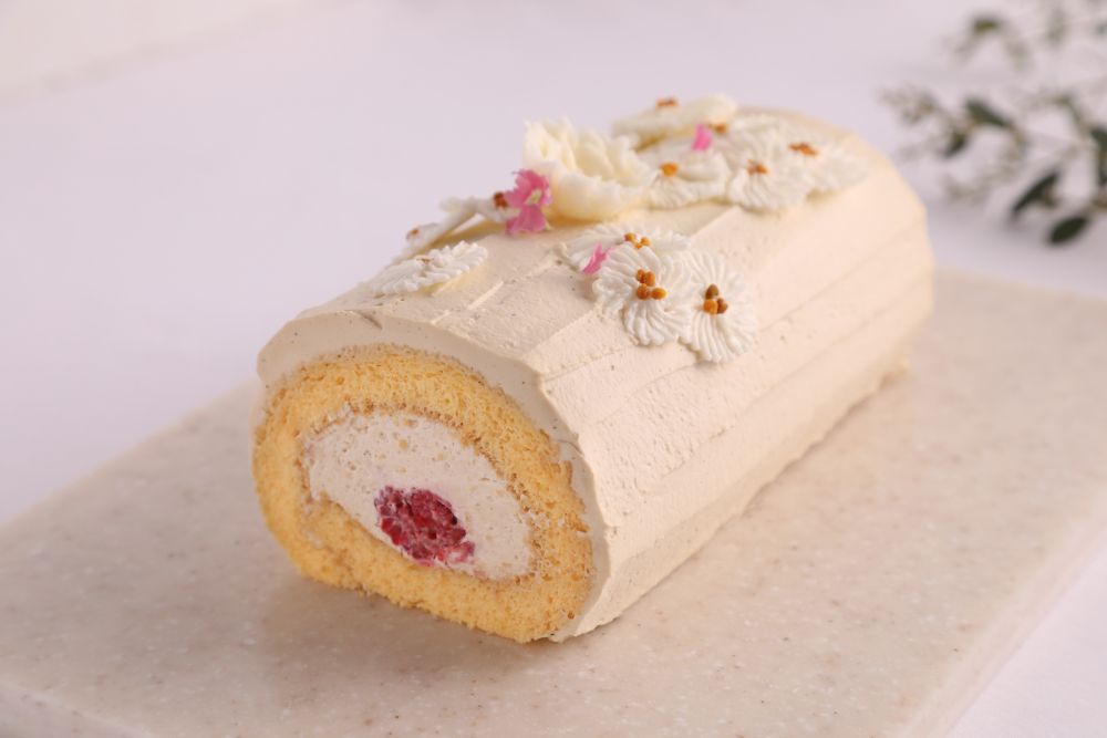 「ほうじ茶と⽊苺のロールケーキ」¥4,700（化粧箱入り）