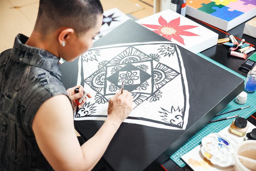 【西村宏堂さん初個展「Cells - 細胞 -」】自分を好きになる“祈りの絵画”でアートリトリート