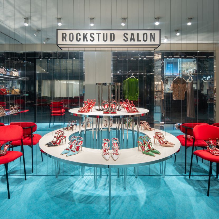ヴァレンティノ 銀座で、ポップインスペース「ロックスタッズサロン」が展開中。カラフルなストラップサンダルも新登場