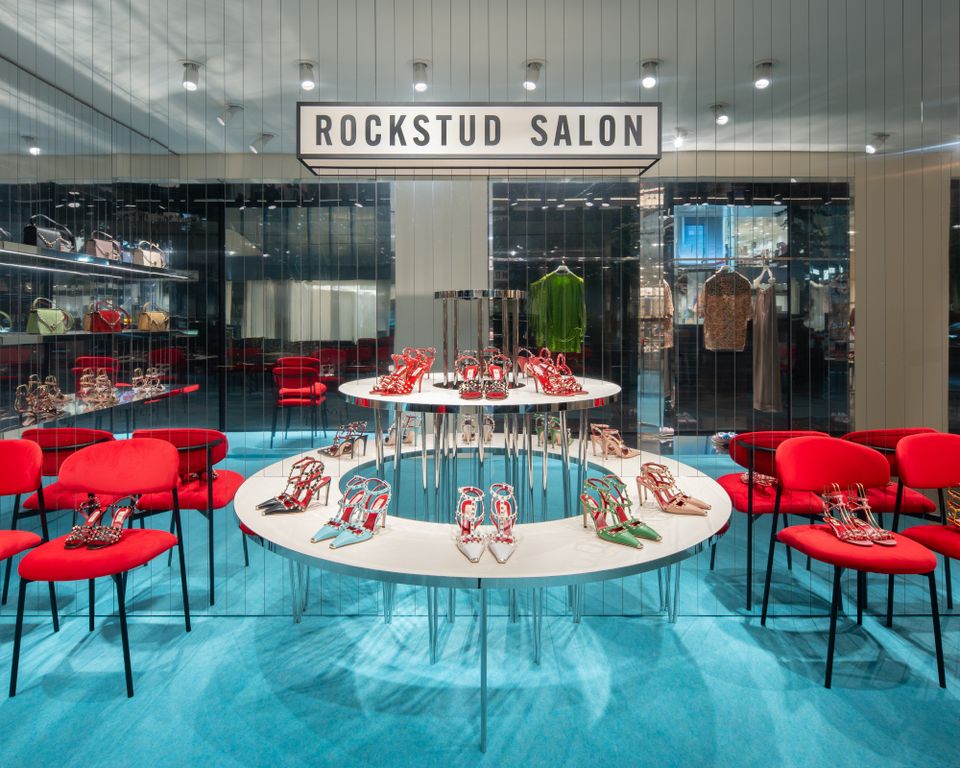 ヴァレンティノ 銀座で、ポップインスペース「ロックスタッズサロン」が展開中。カラフルなストラップサンダルも新登場