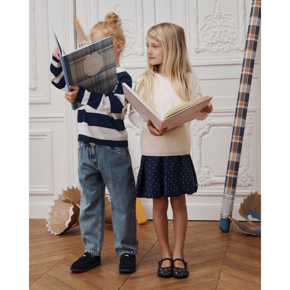 【Dior】「ディオール スクール」新作コレクション。メゾンの美学を、子どもたちの日常に