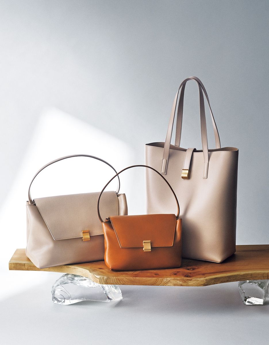 バッグ&ldquo;SUIHA&rdquo;〈右〉高い収納力を誇る縦長のトートバッグ。［W27&times;H35&times;D13cm］&yen;346,500　〈中〉こっくりとした胡桃色のレザーが印象的なミニサイズのトップハンドル。［W22&times;H15&times;D10cm］&yen;390,500　〈左〉ミディアムサイズには、A4書類が収納可能。［W30&times;H20&times;D15cm］&yen;440,000（すべてSUIHA／和光） photo: SHINMEI〈SEPT〉