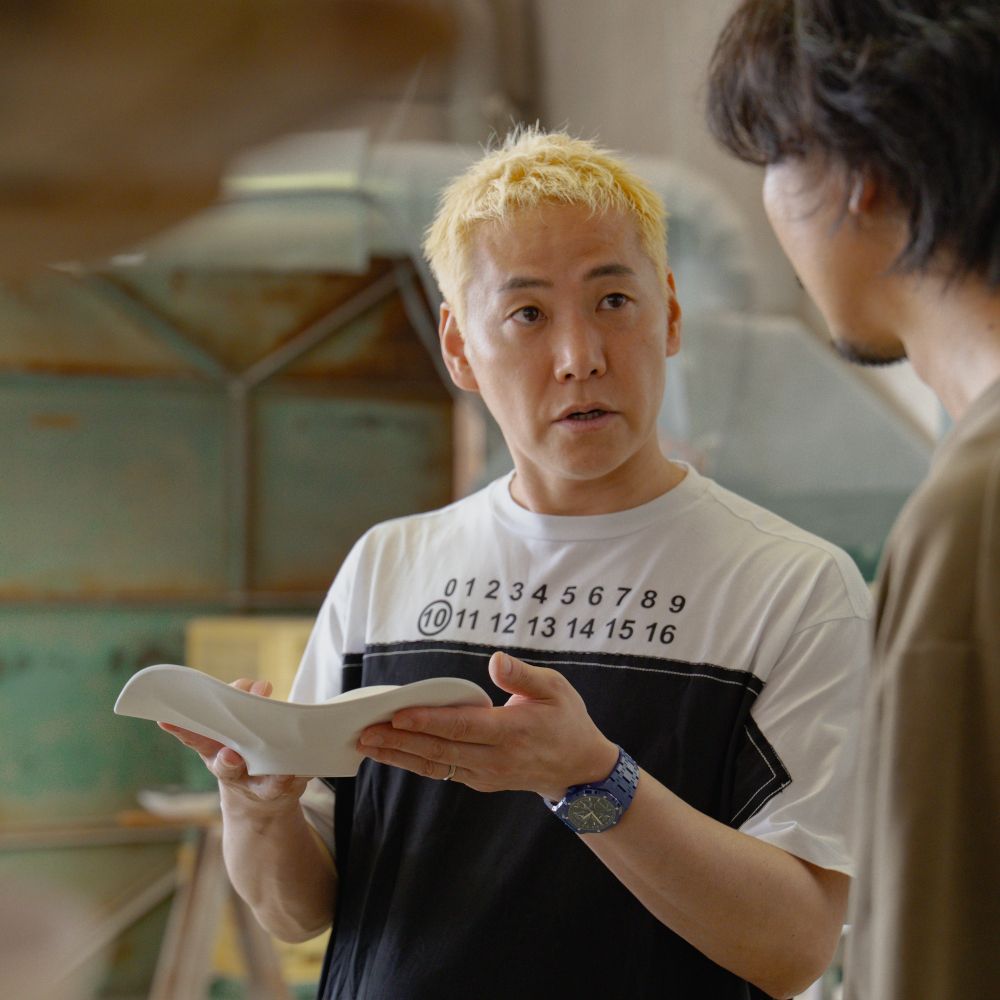 監修シェフ・⼩林圭。21歳で渡仏。南仏の名店「オーベルジュ・デュ・ヴュー・ピュイ」の料理⼈ジル・グジョンの下で修業後、2003年にアラン・デュカスが手掛ける三つ星レストラン「プラザ・アテネ」に⼊社。2011年に料理⼈ジェラール・ベッソンから店を譲り受け、パリの⼀等地に⾃⾝の名を冠した「レストラン・ケイ（Restaurant KEI）」を開く。翌年の2012年に⼀つ星、2017年に⼆つ星、2020年に三つ星を獲得