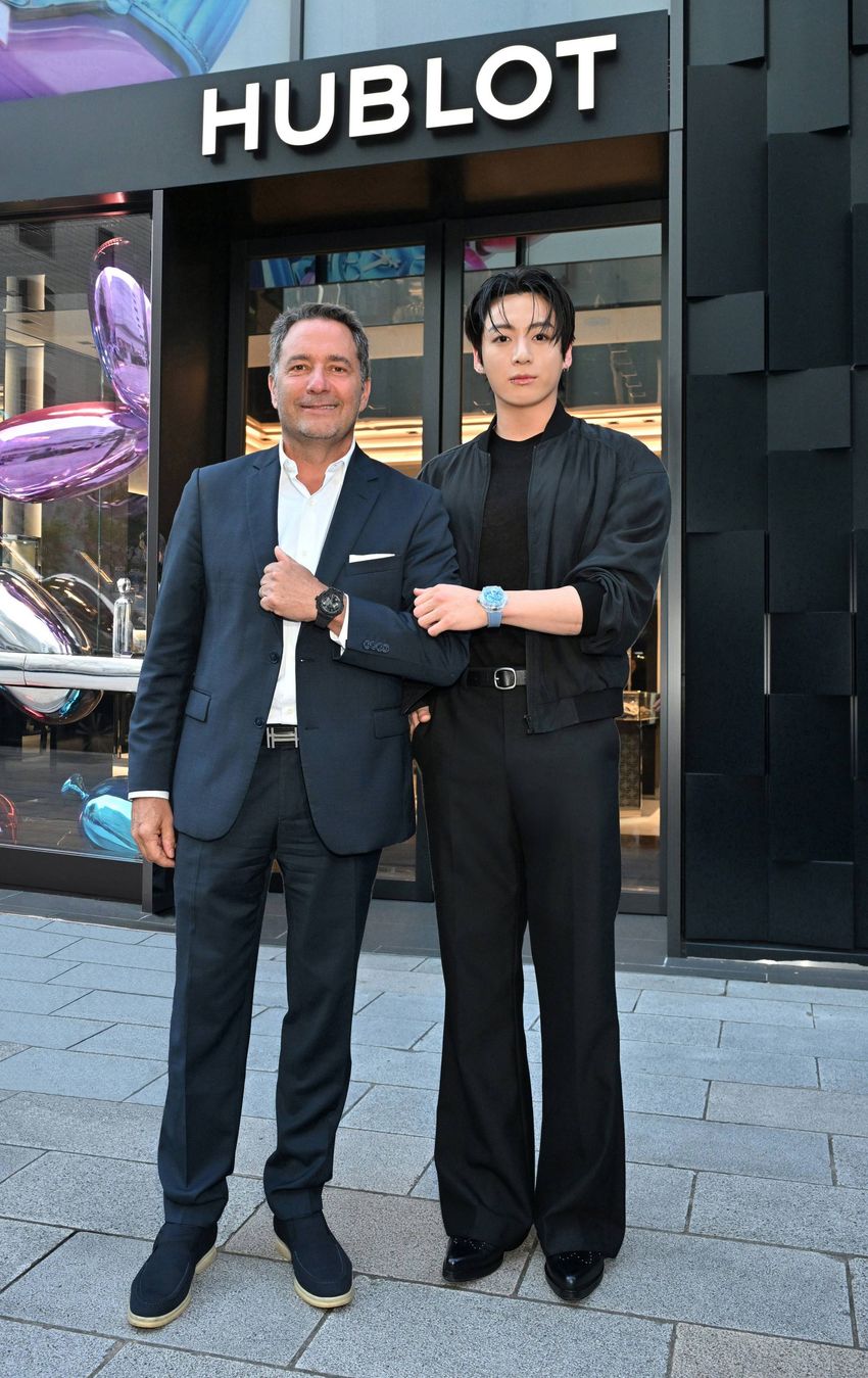 【BTS ジョングク】「ウブロ銀座ブティック」に初来店。店内に記念のサインも