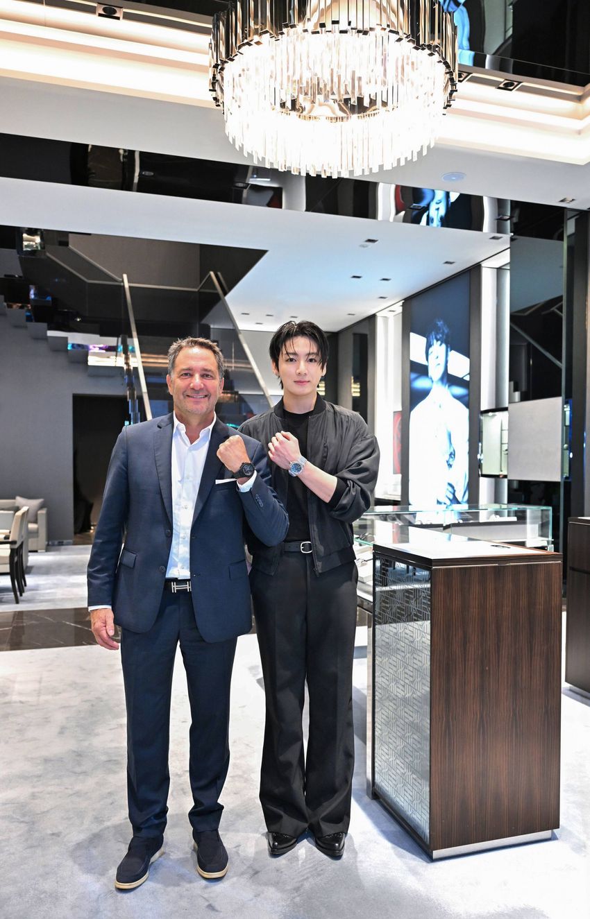 【BTS ジョングク】「ウブロ銀座ブティック」に初来店。店内に記念のサインも