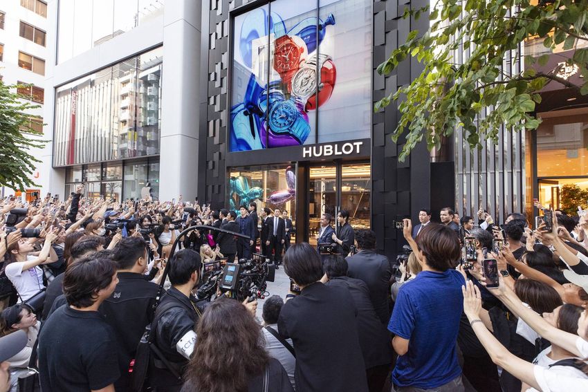 【BTS ジョングク】「ウブロ銀座ブティック」に初来店。店内に記念のサインも
