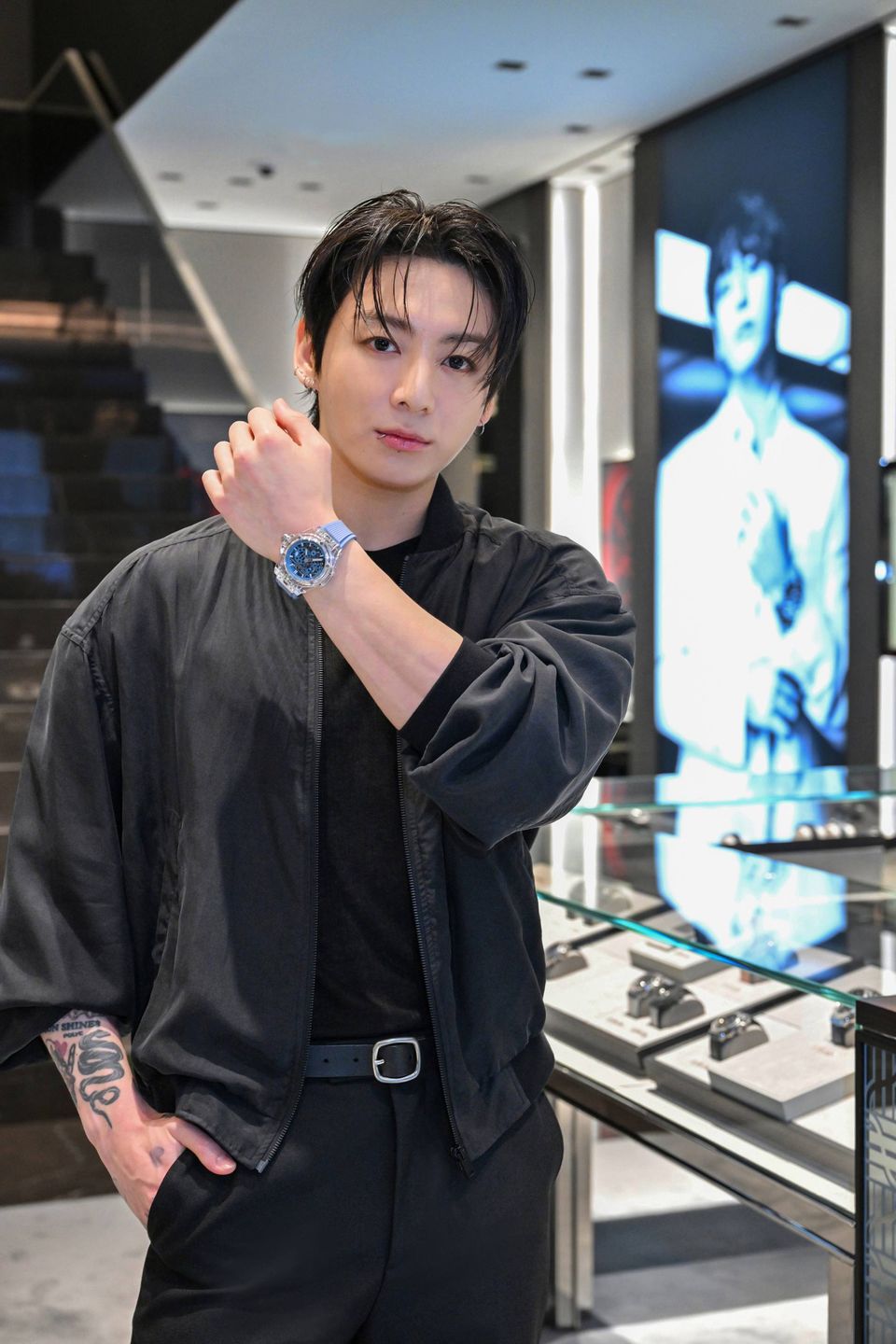 【BTS ジョングク】「ウブロ銀座ブティック」に初来店。店内に記念のサインも