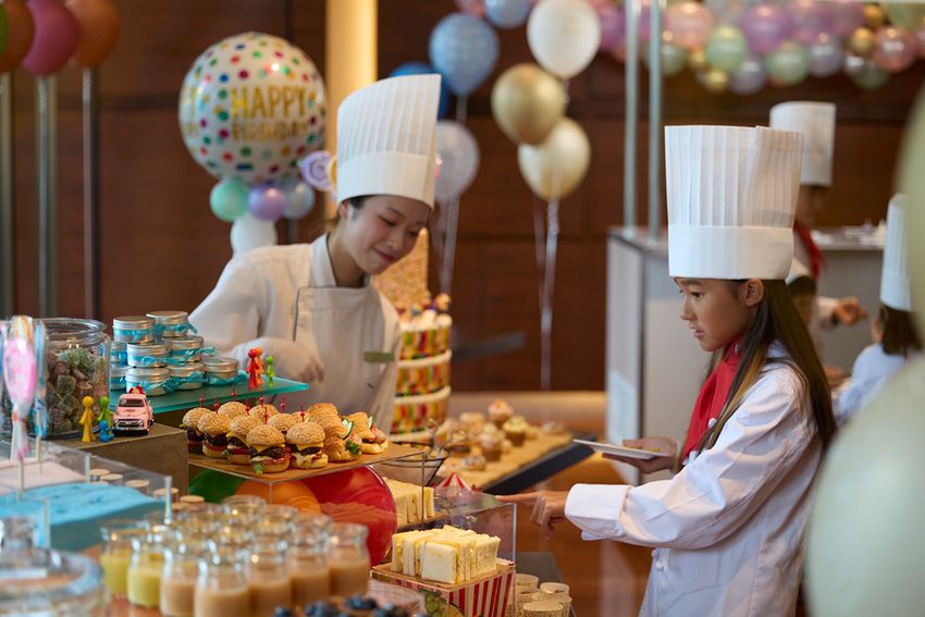 【インターコンチネンタルホテル大阪】タワーケーキとバルーンアートにお菓子づくりの体験も。夢の世界が広がる「インクレディブルバースデー」