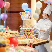 【インターコンチネンタルホテル大阪】タワーケーキとバルーンアートにお菓子づくりの体験も。夢の世界が広がる「インクレディブルバースデー」