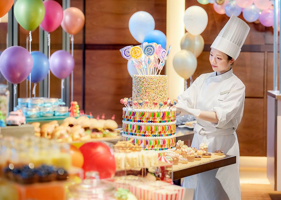 【インターコンチネンタルホテル大阪】タワーケーキとバルーンアートにお菓子づくりの体験も。夢の世界が広がる「インクレディブルバースデー」
