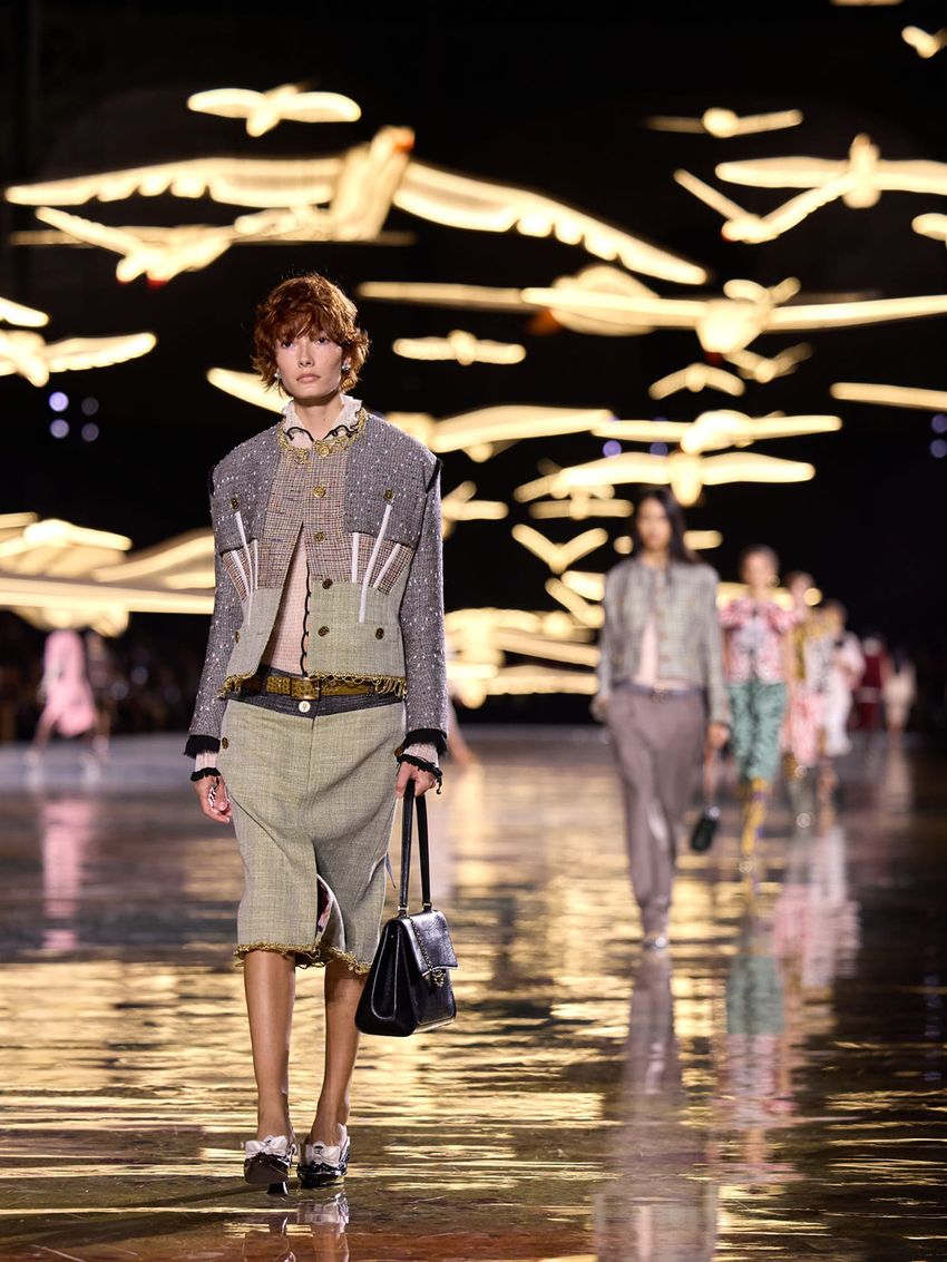 自由へと羽ばたく、多様な女性像。【シャネル 2027年春夏コレクション】