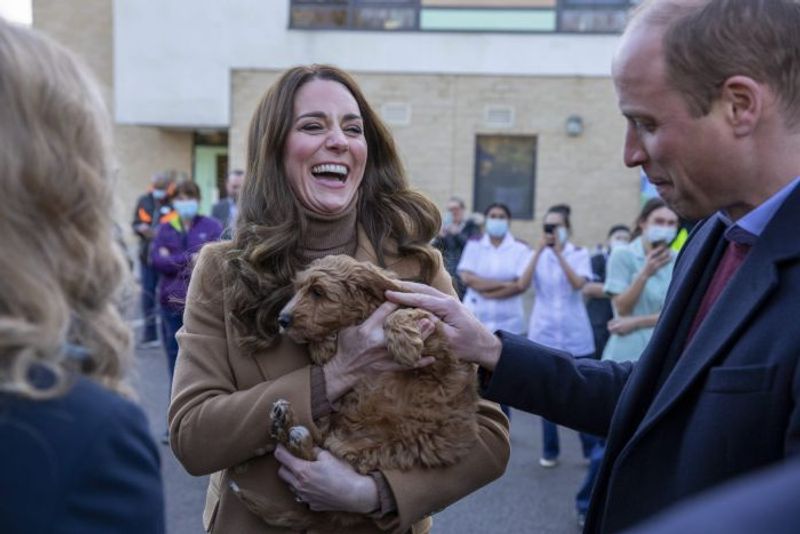 キャサリン妃、セラピー犬とお揃いコーデでこの笑顔！